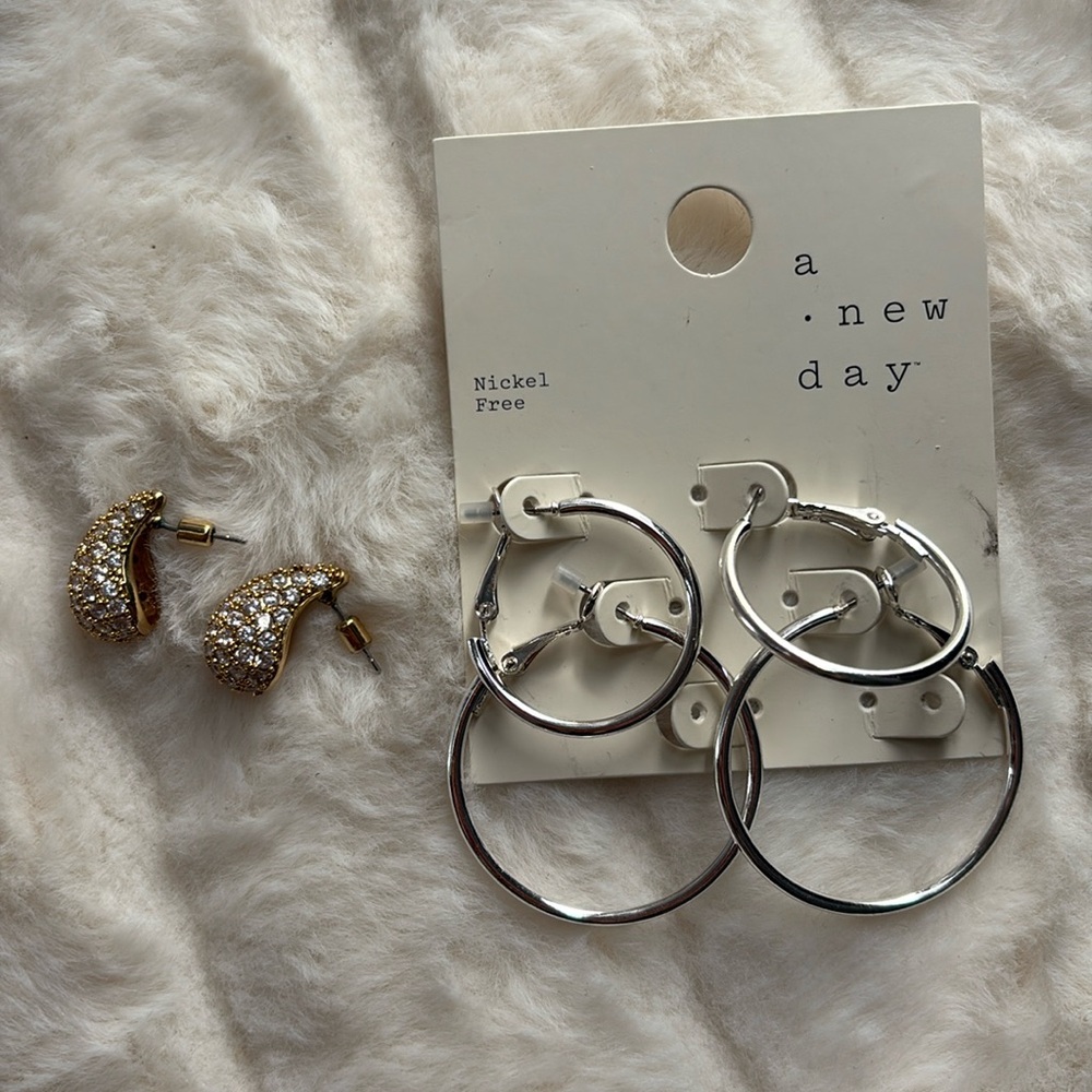 Earrings (2 pairs)